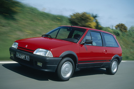 Citroën AX GTI rouge et becquet arrière