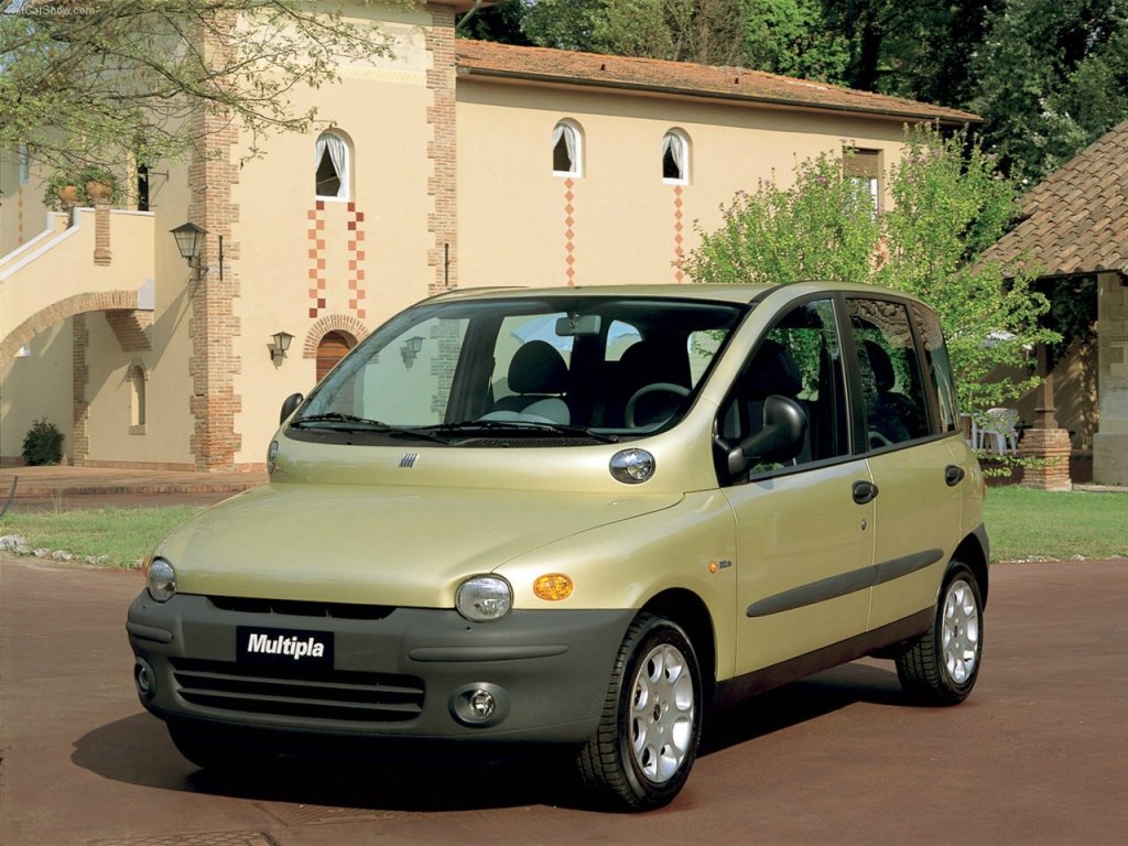 Le style très particulier du Fiat Multipla avec son air de canard et son bourrelet si caractéristique.