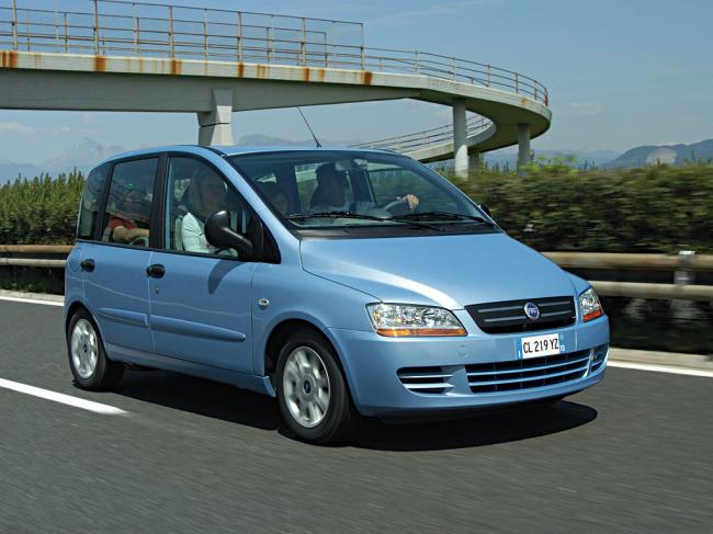 Fiat Multipla restylé sans l'avant caractéristique et le célèbre bourrelet.