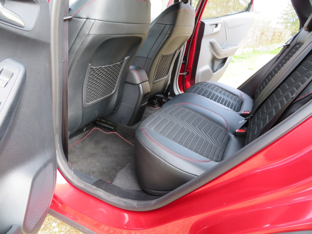 Espace jambe passagers arrière correct.