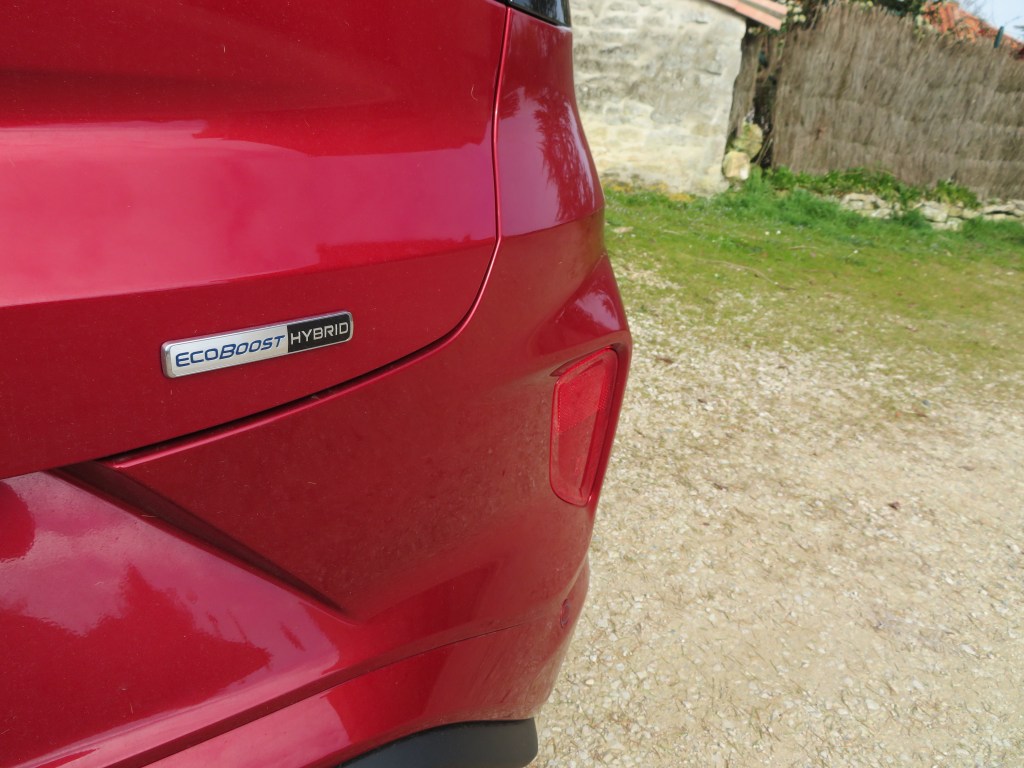 Logo Ecoboost Hybrid sur hayon Ford Puma.