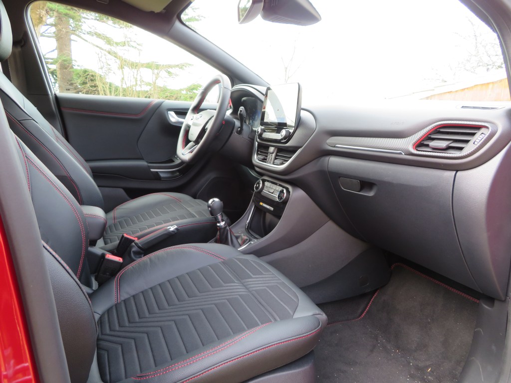 Intérieur Ford Puma avec surpiqûres rouges.