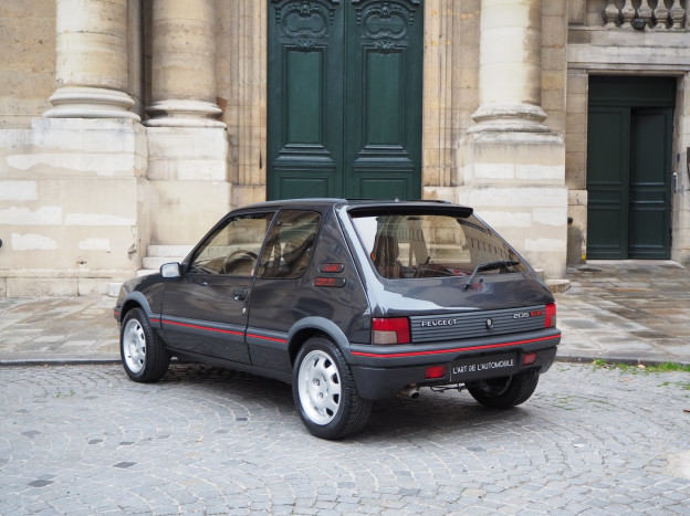 La légendaire Peugeot 205 GTI noire avec touches rouges désormais classiques