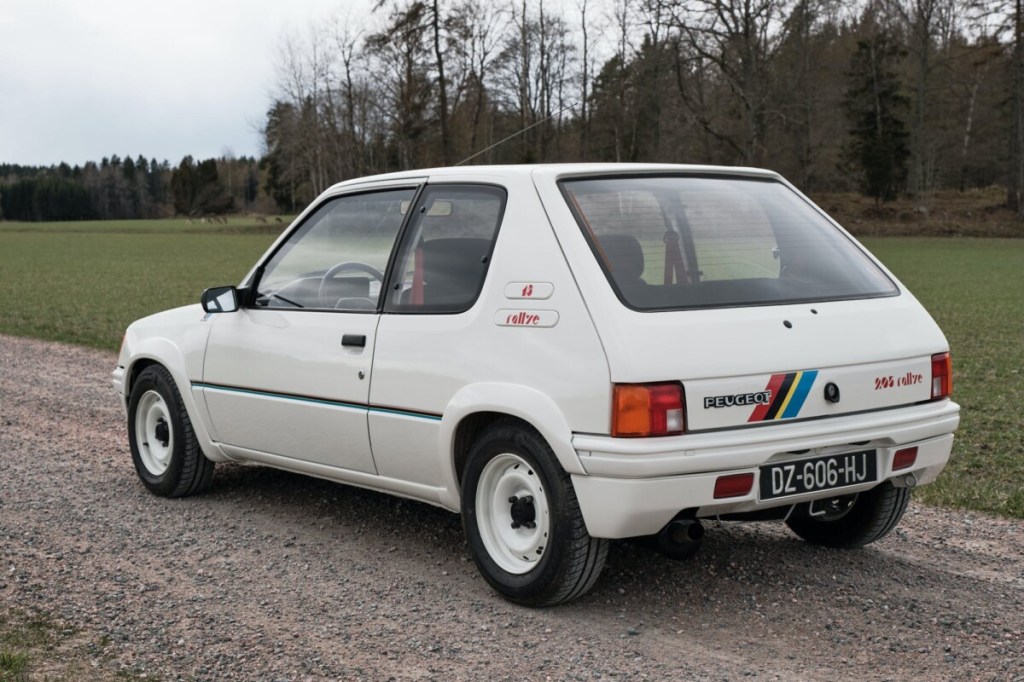 Peugeot 205 Rallye blanche avec jantes blanches également