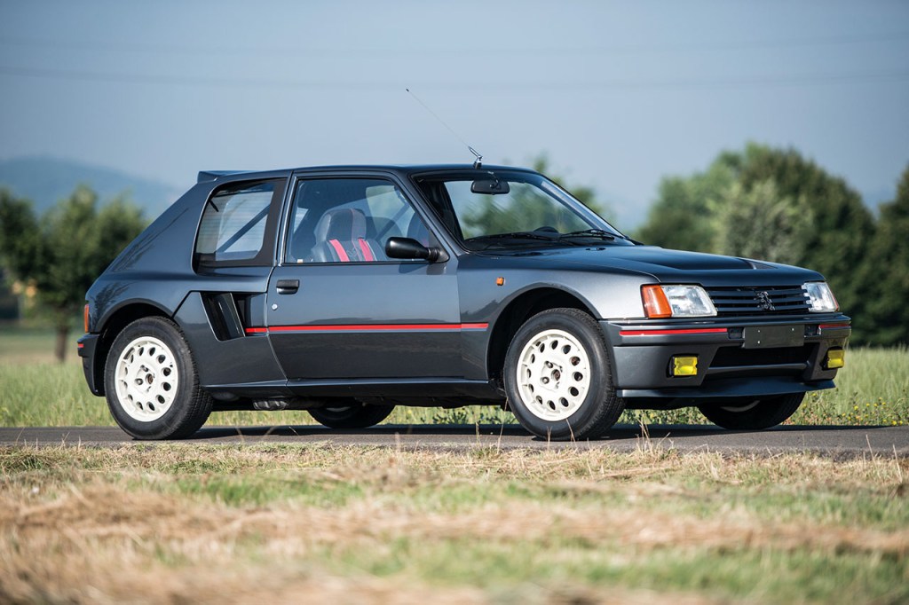 Peugeot 205 Turbo 16 noire avec large train arrière