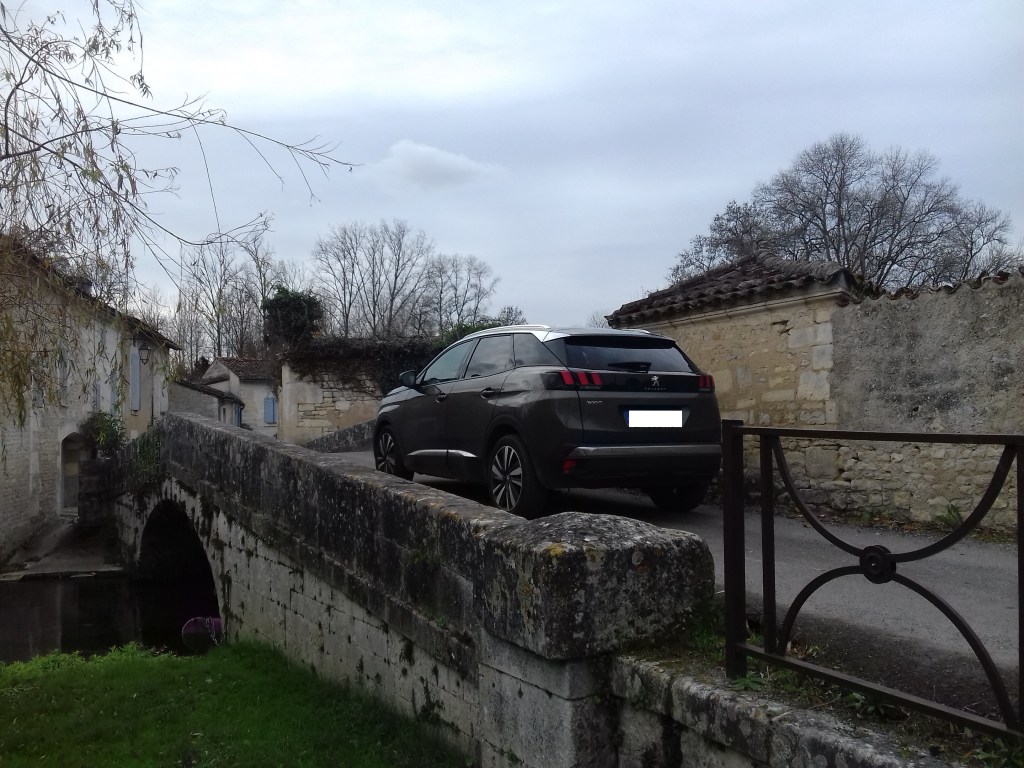 Peugeot 3008 2 sur un pont.