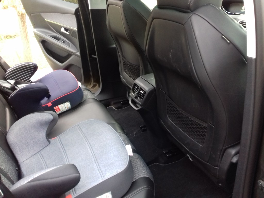 Espace aux jambes pour les passagers arrière sur Peugeot 3008 HDI.
