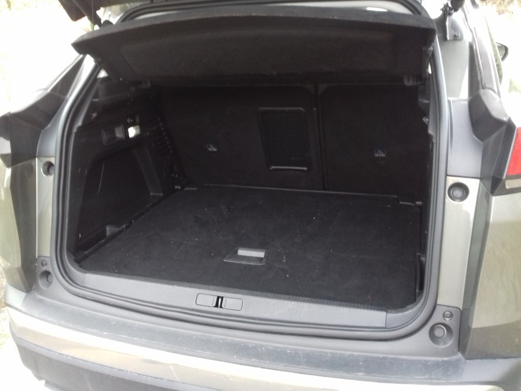 Coffre Peugeot 3008 "2". Grand volume avec plancher de coffre réglable en hauteur.
