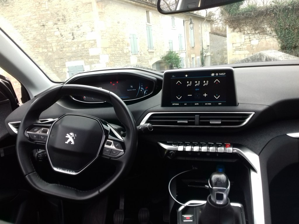 Planche de bord très moderne et sportive du Peugeot 3008 1.6 HDI.