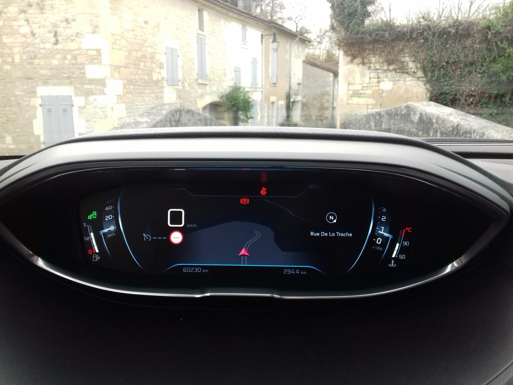 Tableau de bord digital du Peugeot 3008 II avec rappel de la navigation GPS.