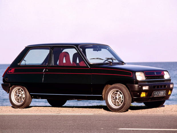 Renault 5 Alpine noire avec lignes rouges. Véhicule sportif mais discret.