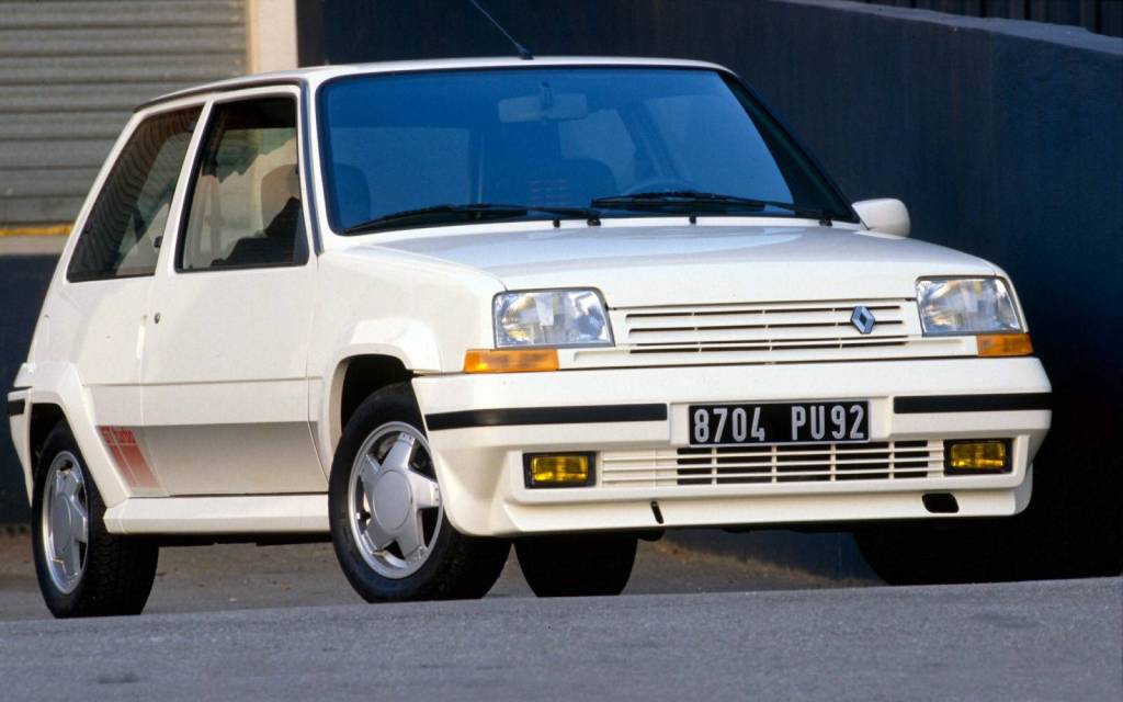Renault 5 N°2 GT Turbo blanche vue de face. Sportive !