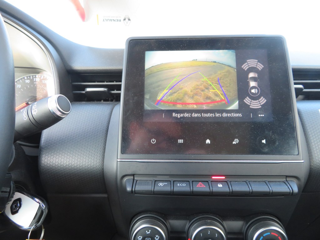 Vue caméra de recul sur écran tactile de la Renault Clio 5 dci business.