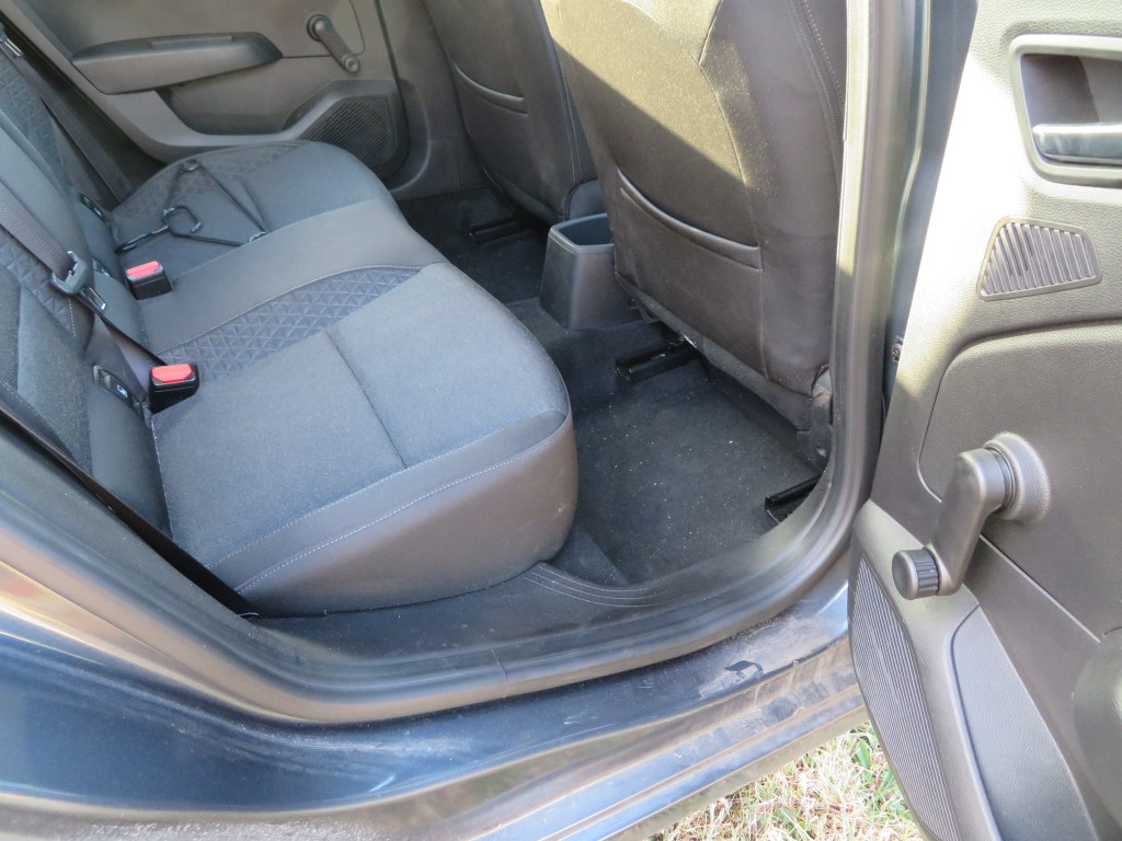 Espace aux jambes à l'arrière de la Clio 5. Mesure distance entre banquette et siège avant.