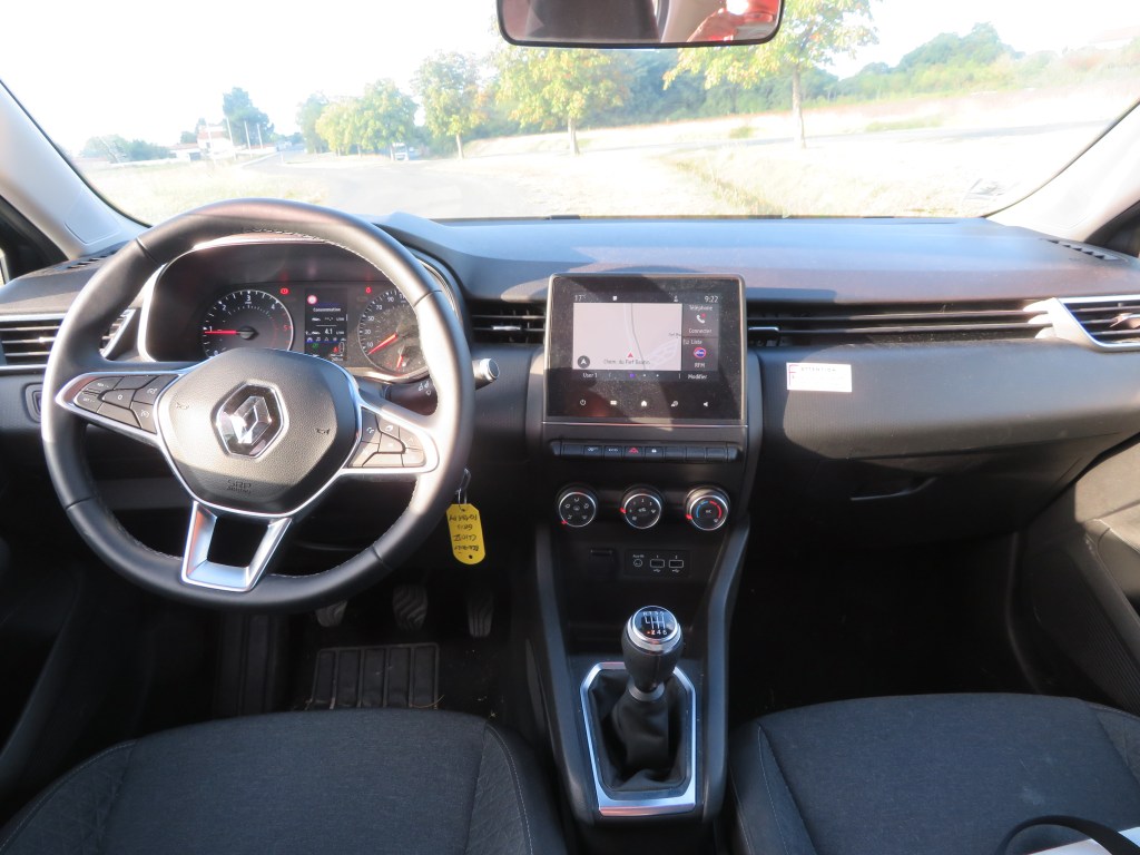 Planche de bord Renault Clio 5 Business avec climatisation manuelle et petit écran tactile.