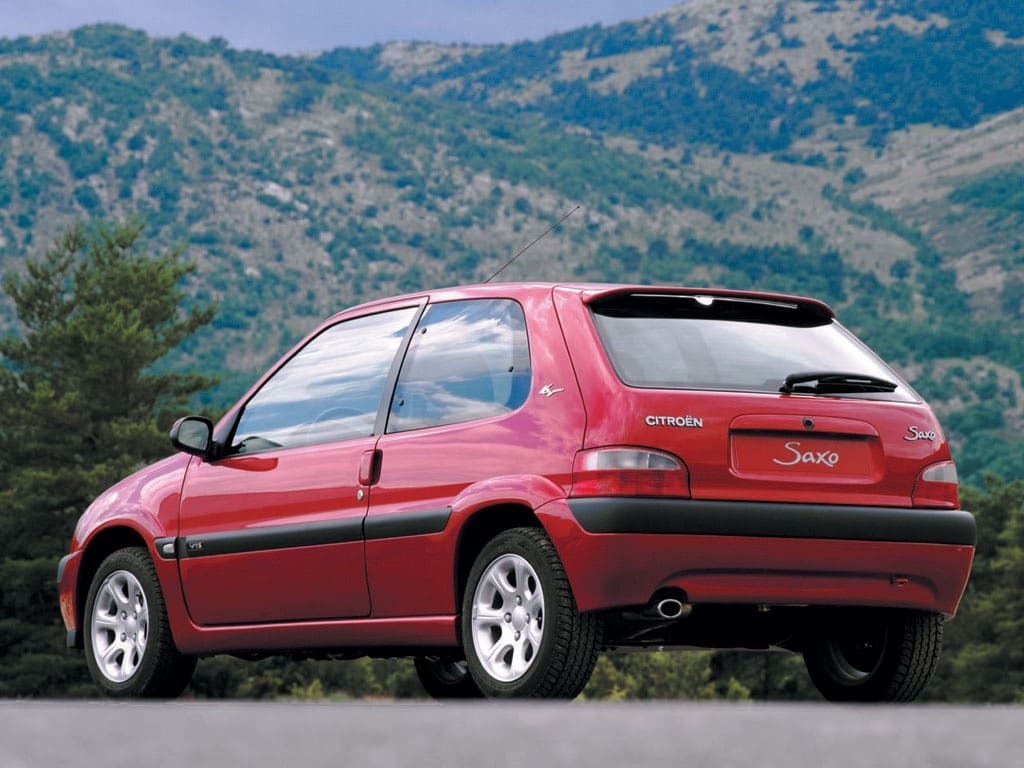Citroën Saxo VTS rouge vue de l'arrière. Style sportif avec jantes spécifiques et becquet arrière.