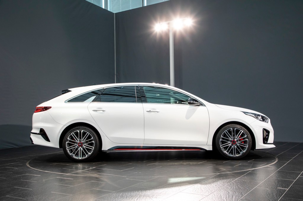 Kia Proceed GT 204 ch blanche air de shooting break