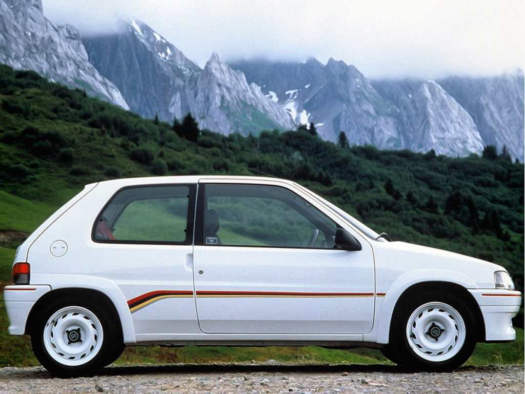 Peugeot 106 Rallye blanche avec décors rouge, noire et jaune et jantes blanches.