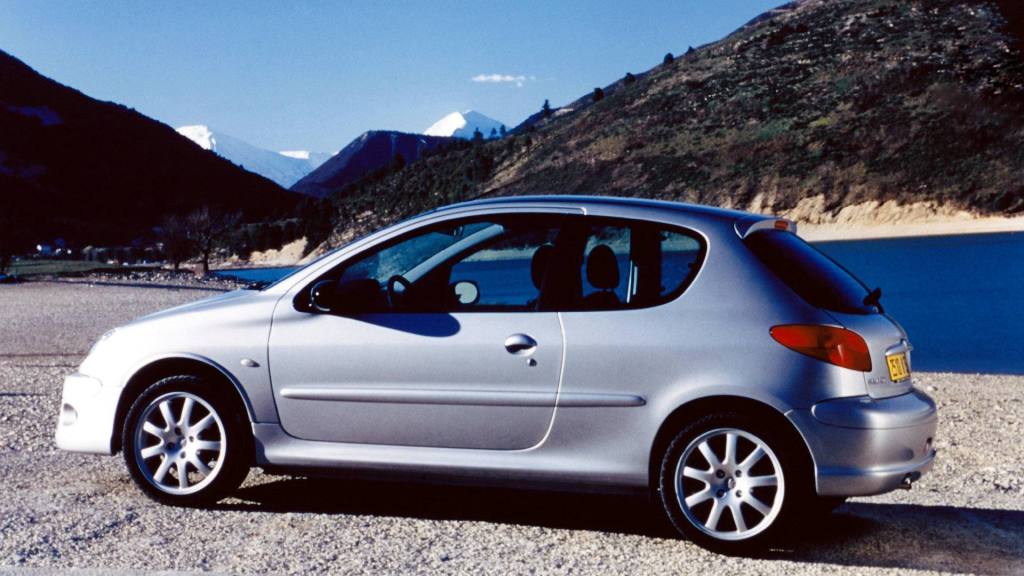 Peugeot 206 GT grise, même moteur que la S16, mais longueur de plus de 4 mètres car équipée de plus gros pare-chocs.