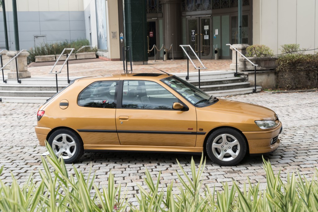 Jolie Peugeot 306 S16 restylée orange avec moteur PSA de 167 chevaux et toit ouvrant.