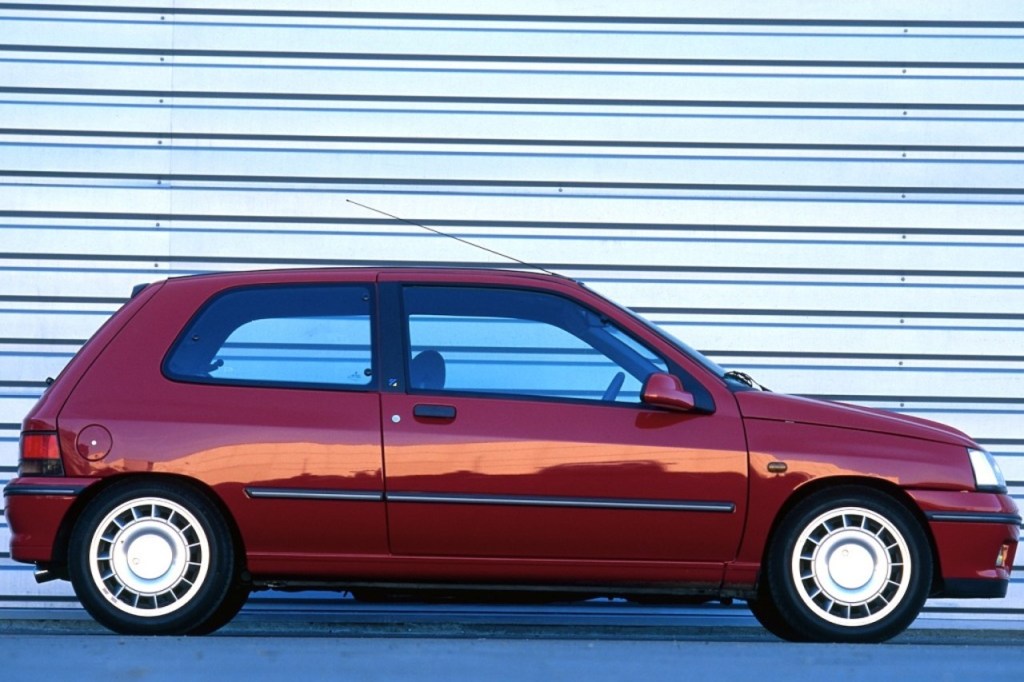 Renault Clio des années 90 rouge en version 16 soupapes. Look assez discret à défaut d'être nerveux.