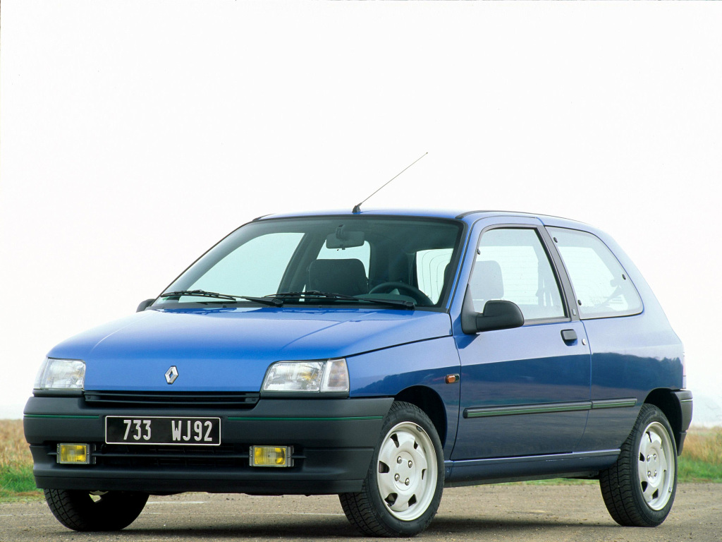 Jolie Renault Clio 1 S 3 portes bleue de 80 chevaux. Style presque discret, pas assez sportif. 