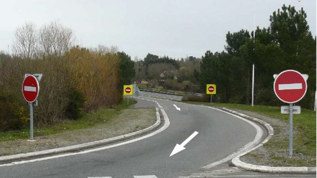 Panneaux de signalisation pour éviter circulation à contresens sur autoroute.