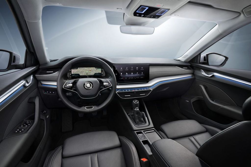 Intérieur Skoda Octavia hybride avec éclairages bleus sur planche de bord