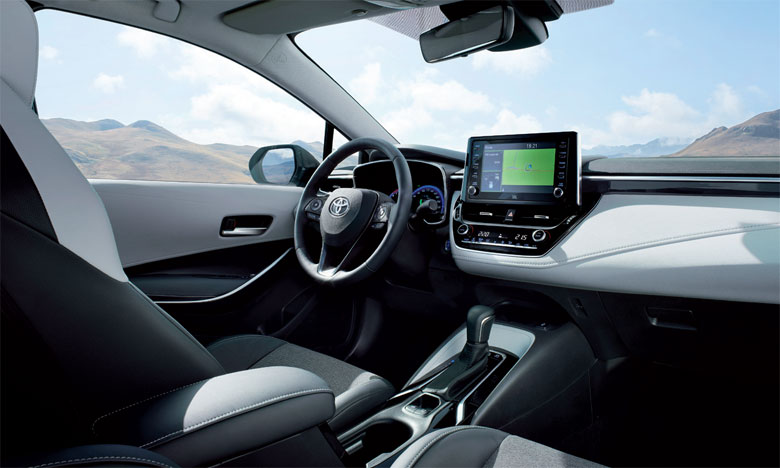 Intérieur Toyota Corolla break GR hybride 184 ch avec planche de bord bi-ton.