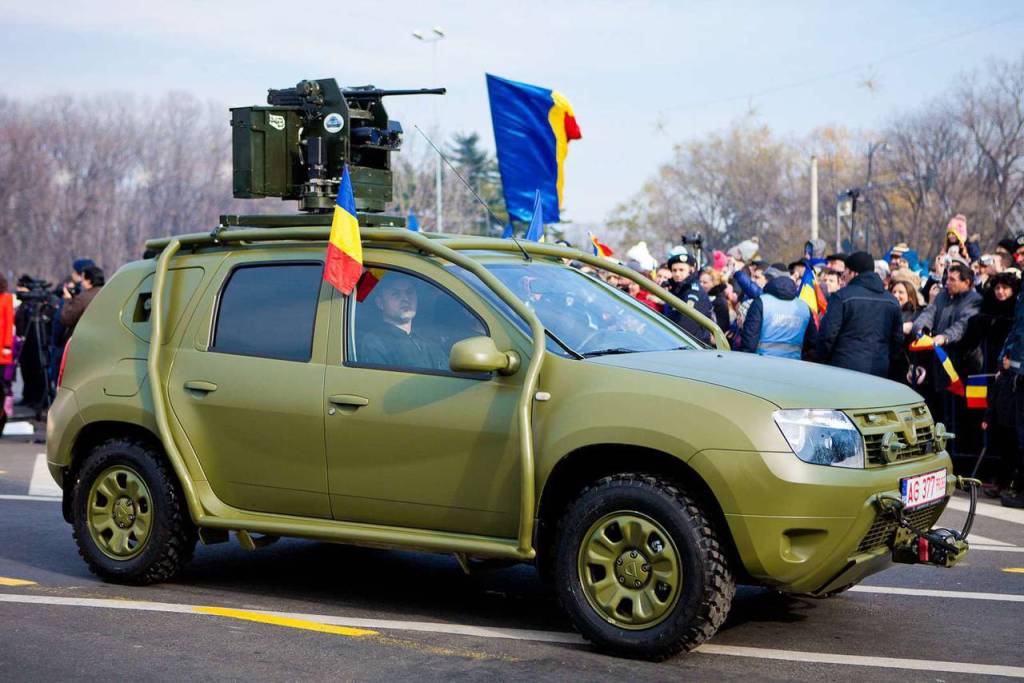 Dacia Duster 1 pour armée roumaine avec mitraillette sur le toit.