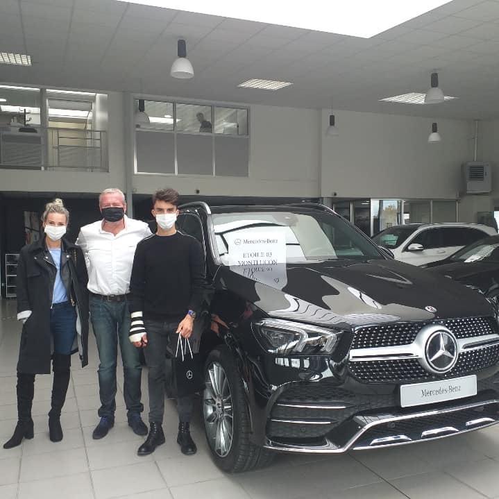 Fruit du partenariat entre Mercedes et Julian Alaphilippe, un Mercedes GLE électrique noire reçu en 2020.