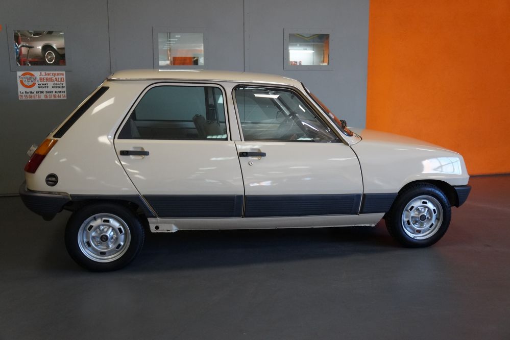 Renault 5 GTL beige avec protections plastiques sur les côtés.