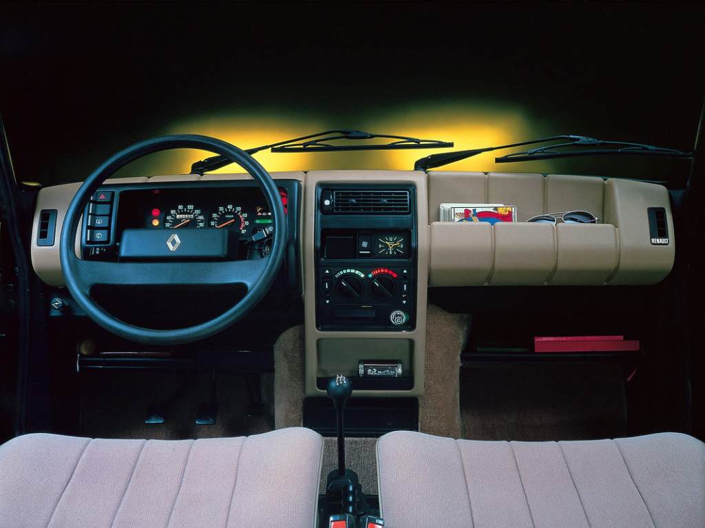 Intérieur modernisé de la Renault 5 suite au restylage avec levier de vitesse au plancher.
