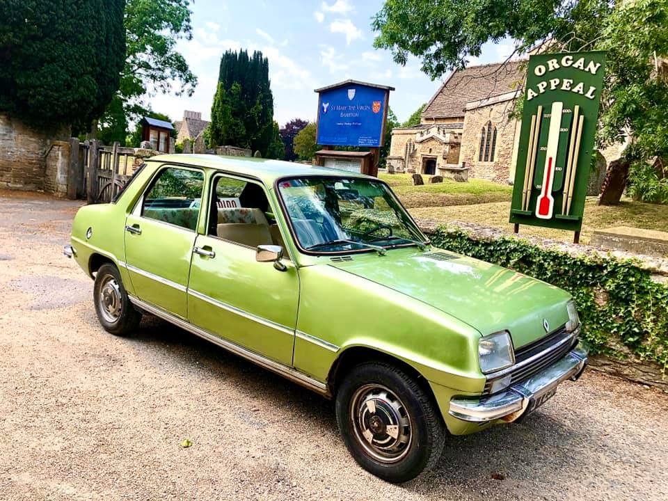 Renault 5 verte à 4 portes avec malle.