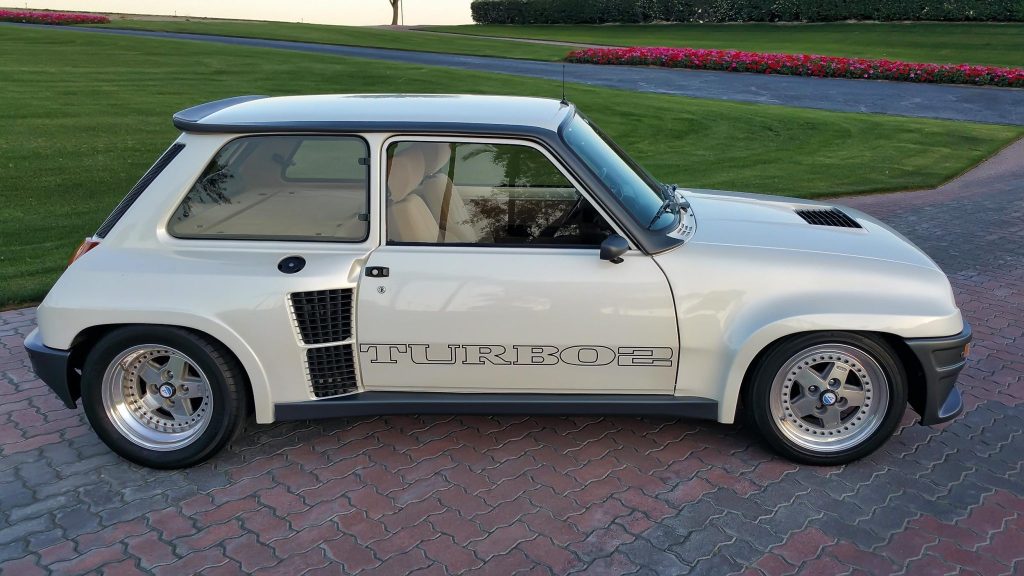 Renault 5 Turbo 2 grise avec 160 ch et ailes arrière élargies.
