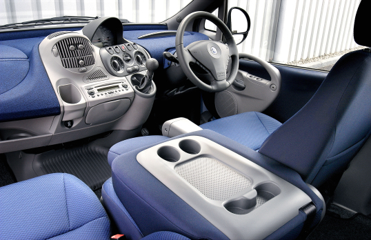 Intérieur bleu-gris Fiat Multipla avec plastiques bas de gamme.