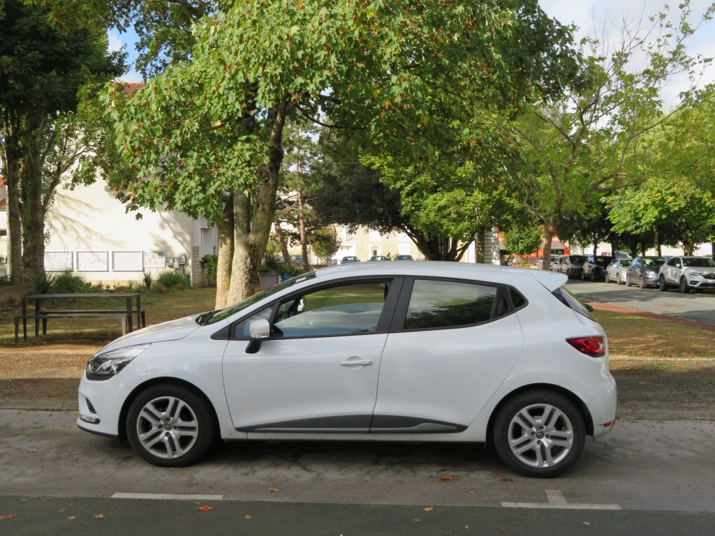 Renault Clio 4 blanche business vue de profil.