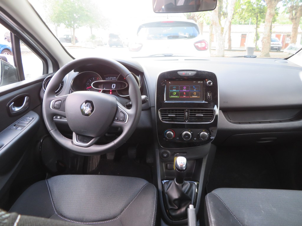 Planche de bord noire Renault Clio 4 dCi 75 Business.