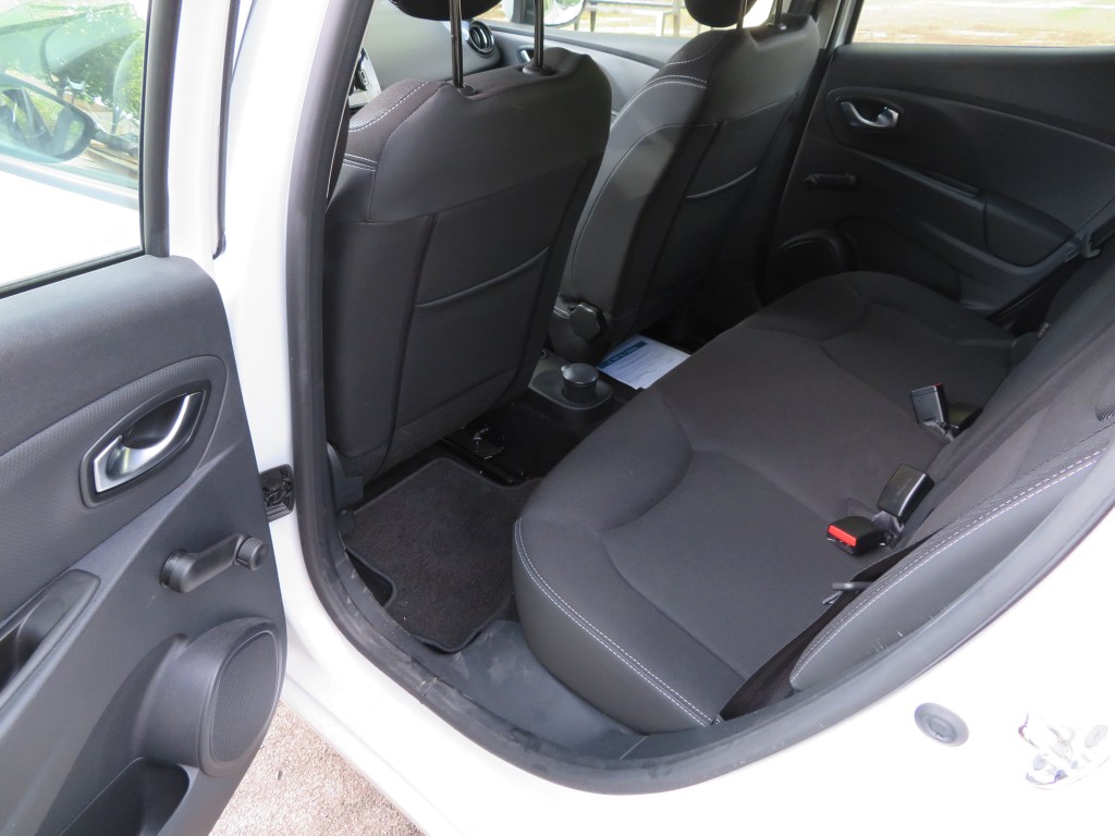 Espace jambes à l'arrière Renault Clio 4 business.