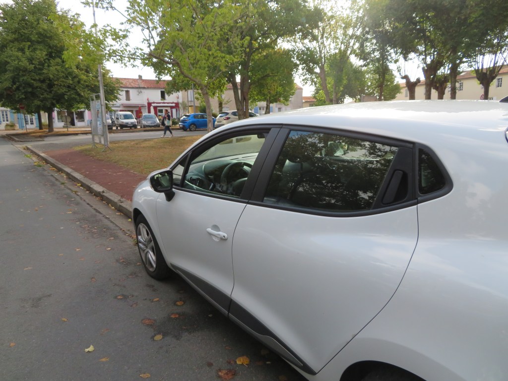 Portière arrière avec poignée cachée Renault Clio 4 blanche.