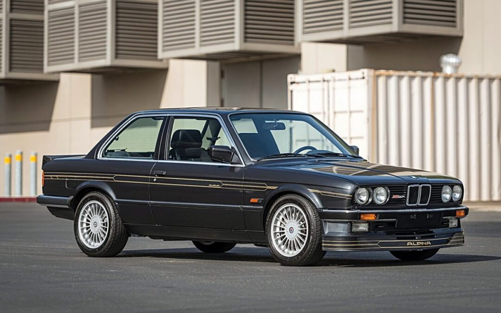 BMW Alpina B6 E30 noire avec jantes à rayon spécifiques.