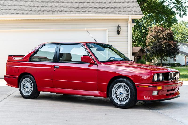 BMW M3 E30 rouge avec gros aileron arrière
