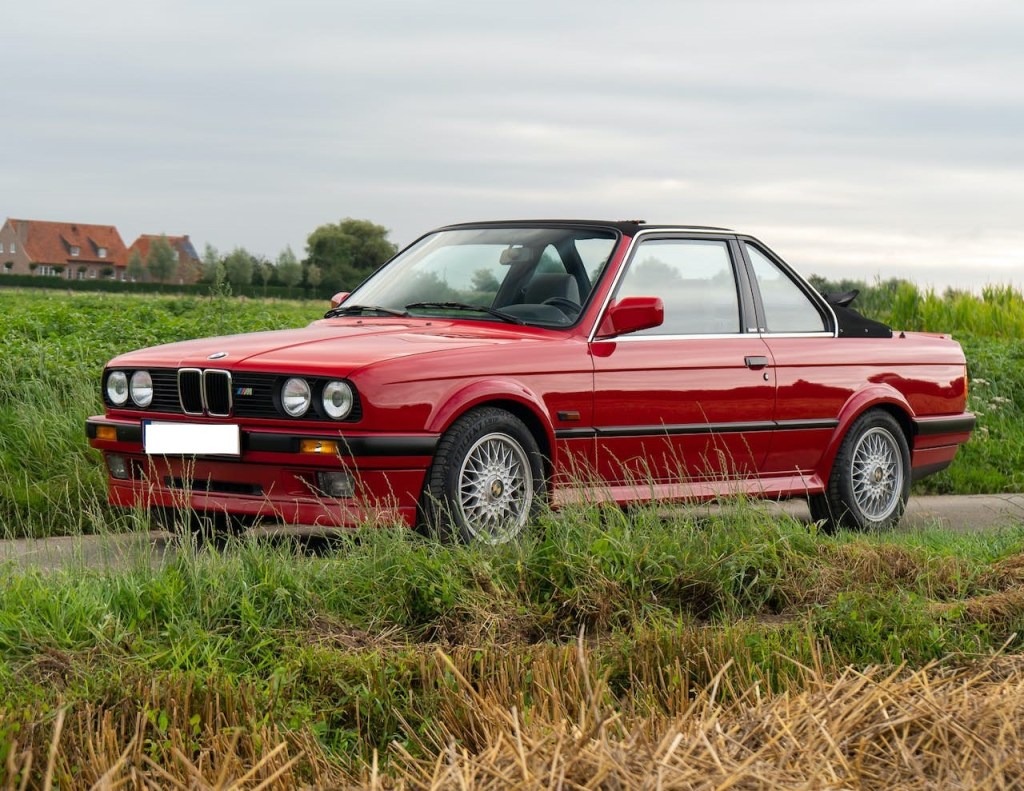 BMW série E30 cabriolet Baur rouge décapoté