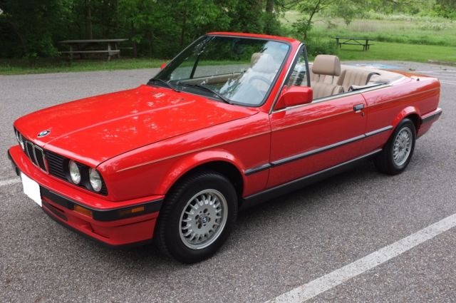 BMW série 3 E30 cabriolet rouge décapoté
