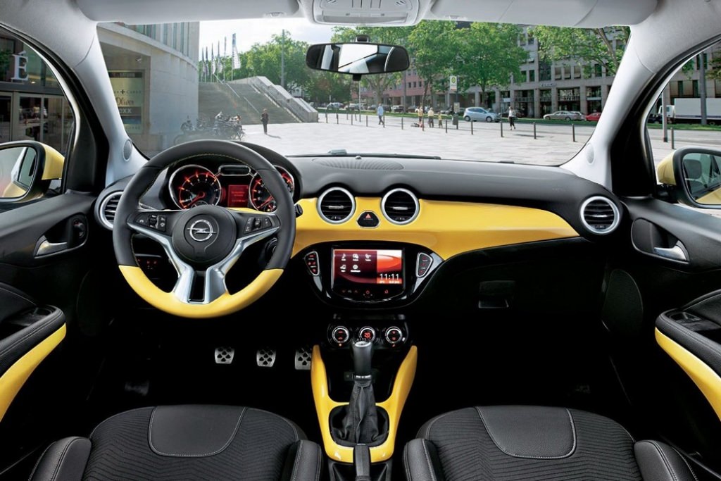 Intérieur jaune et noir Opel Adam.