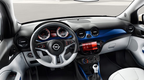 Intérieur blanc, noir avec inserts bleus sur Opel Adam Rocks.