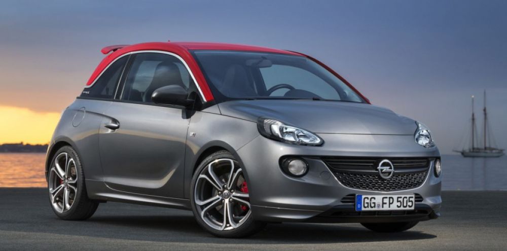 Opel Adam S équipée du 1.4 turbo de 150, avec carrosserie bi-ton grise toit rouge.