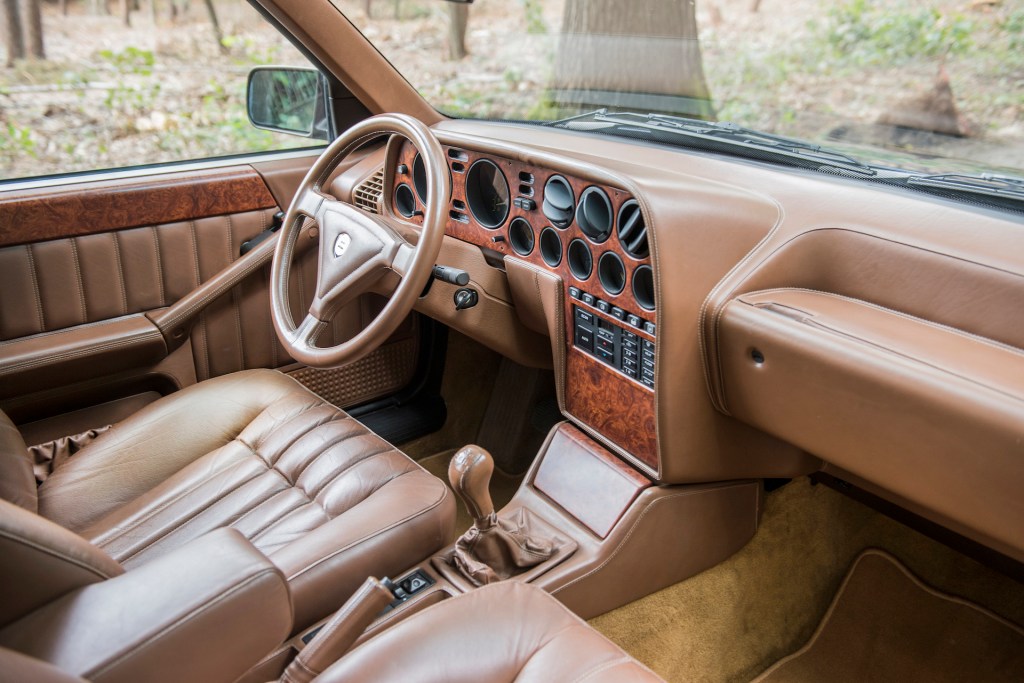 Intérieur Lancia Thema 8.32 avec cuir beige et bois précieux.
