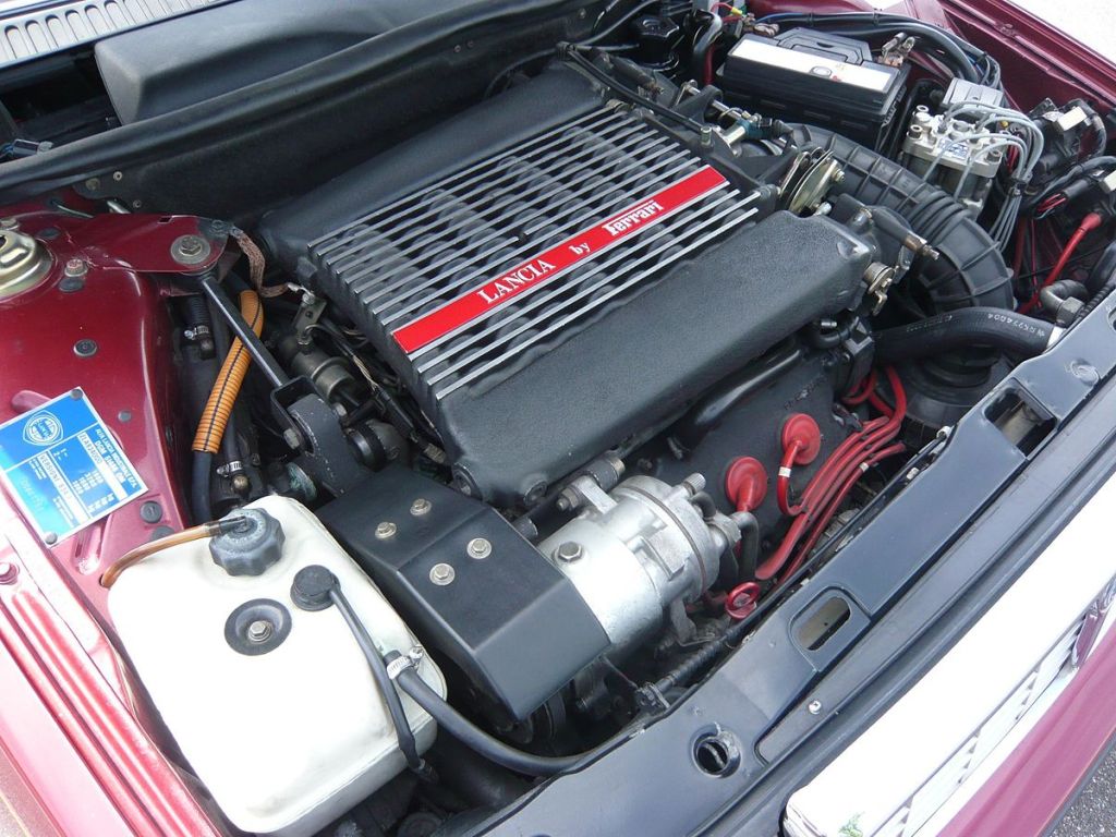 Moteur V8 Ferrari sur Lancia Thema 8.32 avec inscription "Lancia by Ferrari".