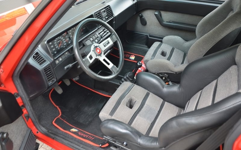 Intérieur Fiat Ritmo Abarth 125 TC avec volant sport et tapis "Abarth".